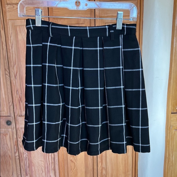 Hot Topic Dresses & Skirts - Hot Topic - Black and White Pleated Skirt - Size S